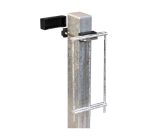 En galvaniseret metalstolpe med påsat rektangulær stålramme i højre side og en Bøjlebeslag "Standard" til Panelhegn Rustfri Type 2 for ekstra stabilitet. Der er monteret en lille sort plastikkomponent øverst til venstre på den kvadratiske tværsnitsstolpe, som har en flad top.