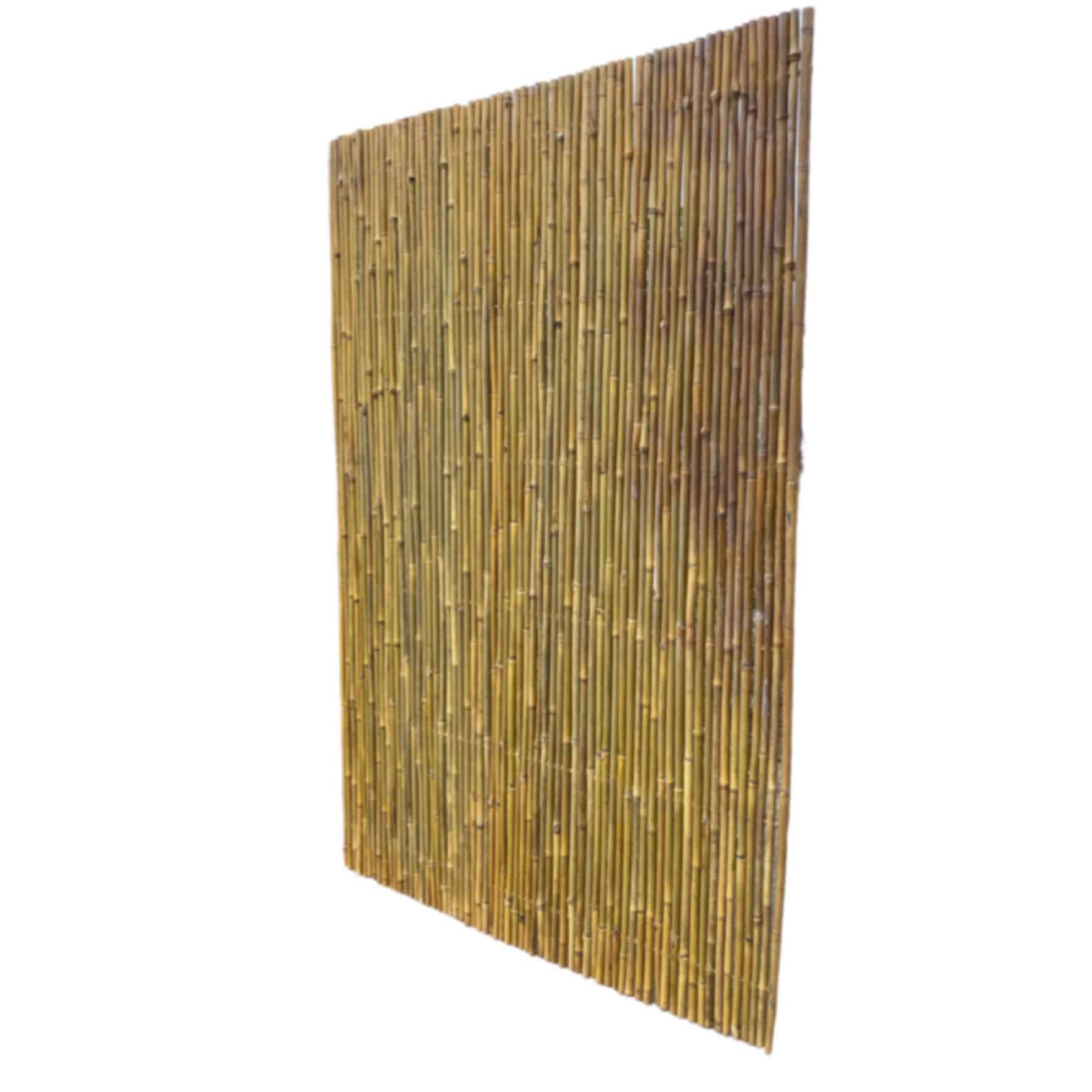 "Bambus Måtter" har tæt bundtede bambuspinde med en naturlig brun farve og varierende længder, der skaber en organisk tekstur. Panelet står selvstændigt mod en hvid baggrund.