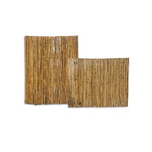 To rektangulære bambus måtter. Bambus Måtter til venstre er lodret orienteret med nogle huller og ujævne bambuslængder, mens den til højre er vandret orienteret med mere tætpakkede bambuspinde med et mere ensartet udseende. Begge er sat mod en almindelig hvid baggrund.