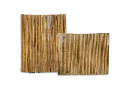 To rektangulære bambus måtter. Bambus Måtter til venstre er lodret orienteret med nogle huller og ujævne bambuslængder, mens den til højre er vandret orienteret med mere tætpakkede bambuspinde med et mere ensartet udseende. Begge er sat mod en almindelig hvid baggrund.