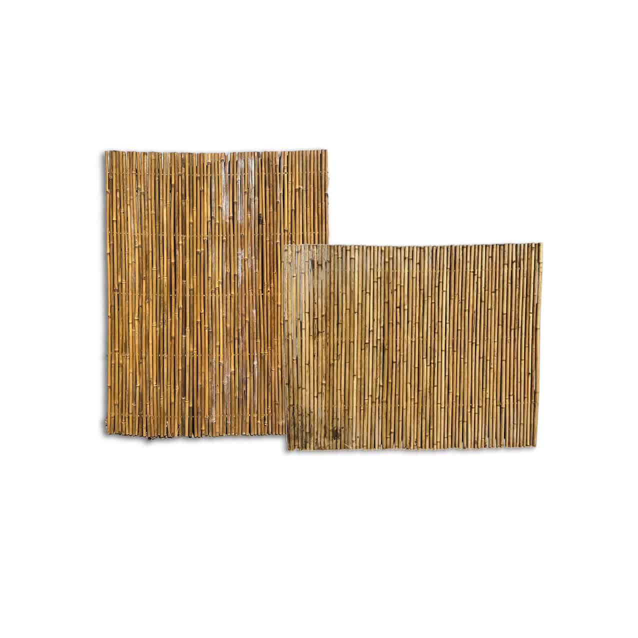 To rektangulære bambus måtter. Bambus Måtter til venstre er lodret orienteret med nogle huller og ujævne bambuslængder, mens den til højre er vandret orienteret med mere tætpakkede bambuspinde med et mere ensartet udseende. Begge er sat mod en almindelig hvid baggrund.