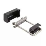 Bøjlebeslag "Standard" til Panelhegn Rustfri Type 2 er et U-formet metalbeslag med en skrue og to sorte plastkomponenter. Det ene plastikstykke er fastgjort til toppen, mens det andet er afmonteret, hvilket illustrerer samlingsmekanismen. Metalbeslaget inkluderer en lille rektangulær base, der forbinder til den U-formede struktur.