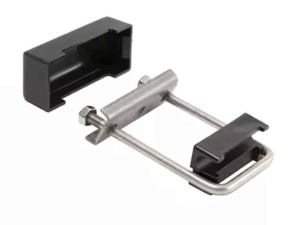 Bøjlebeslag "Standard" til Panelhegn Rustfri Type 2 er et U-formet metalbeslag med en skrue og to sorte plastkomponenter. Det ene plastikstykke er fastgjort til toppen, mens det andet er afmonteret, hvilket illustrerer samlingsmekanismen. Metalbeslaget inkluderer en lille rektangulær base, der forbinder til den U-formede struktur.