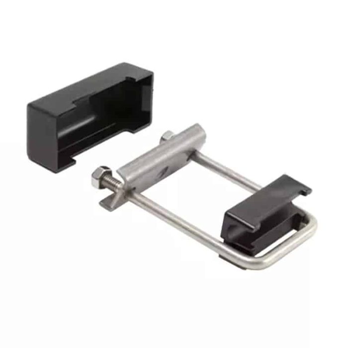 Bøjlebeslag "Standard" til Panelhegn Rustfri Type 2 er et U-formet metalbeslag med en skrue og to sorte plastkomponenter. Det ene plastikstykke er fastgjort til toppen, mens det andet er afmonteret, hvilket illustrerer samlingsmekanismen. Metalbeslaget inkluderer en lille rektangulær base, der forbinder til den U-formede struktur.