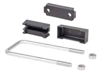 Bøjlebeslag "Standard" til Panelhegn Rustfri Type 2, som inkluderer en U-bolt med to møtrikker, et sort rektangulært beslag med to huller, et sort rektangulært dæksel og en sort monteringsblok, vises på en hvid baggrund. Disse komponenter bruges typisk til montering eller sikring af genstande.