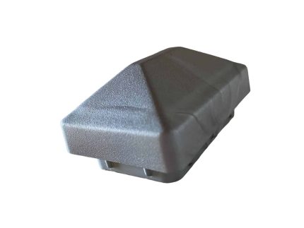 sort plast endekappe med en let struktureret overflade. Dette rektangulære stykke med en trekantet forkant er sandsynligvis designet til at dække enden af en bjælke eller et rør til beskyttelse eller æstetisk finish. Den almindelige hvide baggrund fremhæver dets enkle, elegante design.