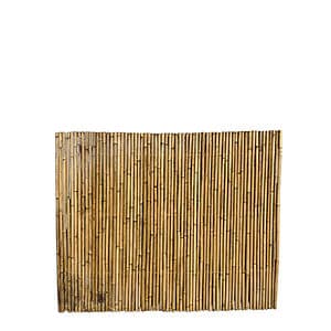 Et rektangulært bambushegn, der måler 110x110 cm, har lodret justerede bambusstilke af varierende tykkelse. Bambusens naturlige lysebrune farve kontrasterer smukt mod en hvid baggrund.