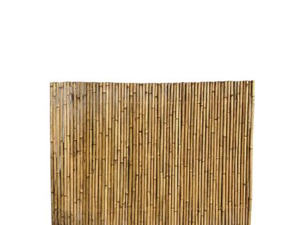 Et rektangulært bambushegn, der måler 110x110 cm, har lodret justerede bambusstilke af varierende tykkelse. Bambusens naturlige lysebrune farve kontrasterer smukt mod en hvid baggrund.