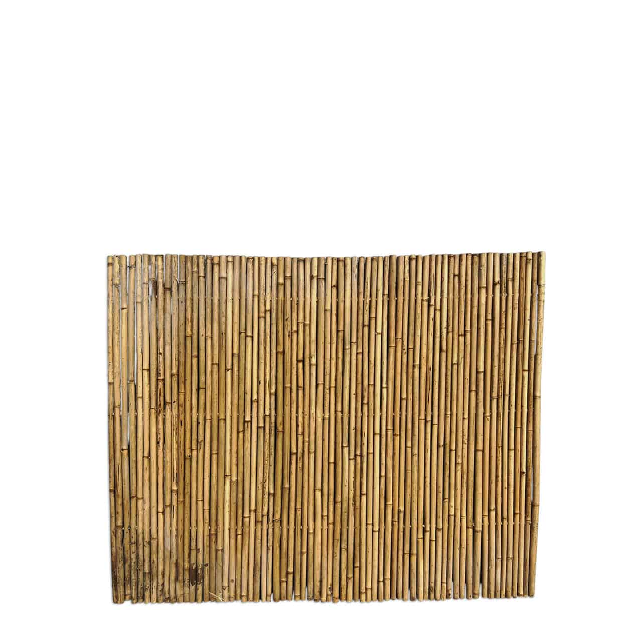 Et rektangulært bambushegn, der måler 110x110 cm, har lodret justerede bambusstilke af varierende tykkelse. Bambusens naturlige lysebrune farve kontrasterer smukt mod en hvid baggrund.