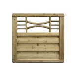 Havelåge m/espalier trykimpr. har et kvadratisk trædesign med en espalier-detalje. Den nederste halvdel er sammensat af vandrette træplanker, mens den øverste halvdel viser et mønster af jævnt fordelte tynde stænger og to buede centrale stænger. Rammen er konstrueret af tykkere træplanker for ekstra støtte.