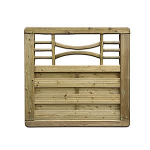 Havelåge m/espalier trykimpr. har et kvadratisk trædesign med en espalier-detalje. Den nederste halvdel er sammensat af vandrette træplanker, mens den øverste halvdel viser et mønster af jævnt fordelte tynde stænger og to buede centrale stænger. Rammen er konstrueret af tykkere træplanker for ekstra støtte.