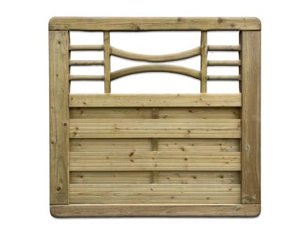 Havelåge m/espalier trykimpr. har et kvadratisk trædesign med en espalier-detalje. Den nederste halvdel er sammensat af vandrette træplanker, mens den øverste halvdel viser et mønster af jævnt fordelte tynde stænger og to buede centrale stænger. Rammen er konstrueret af tykkere træplanker for ekstra støtte.