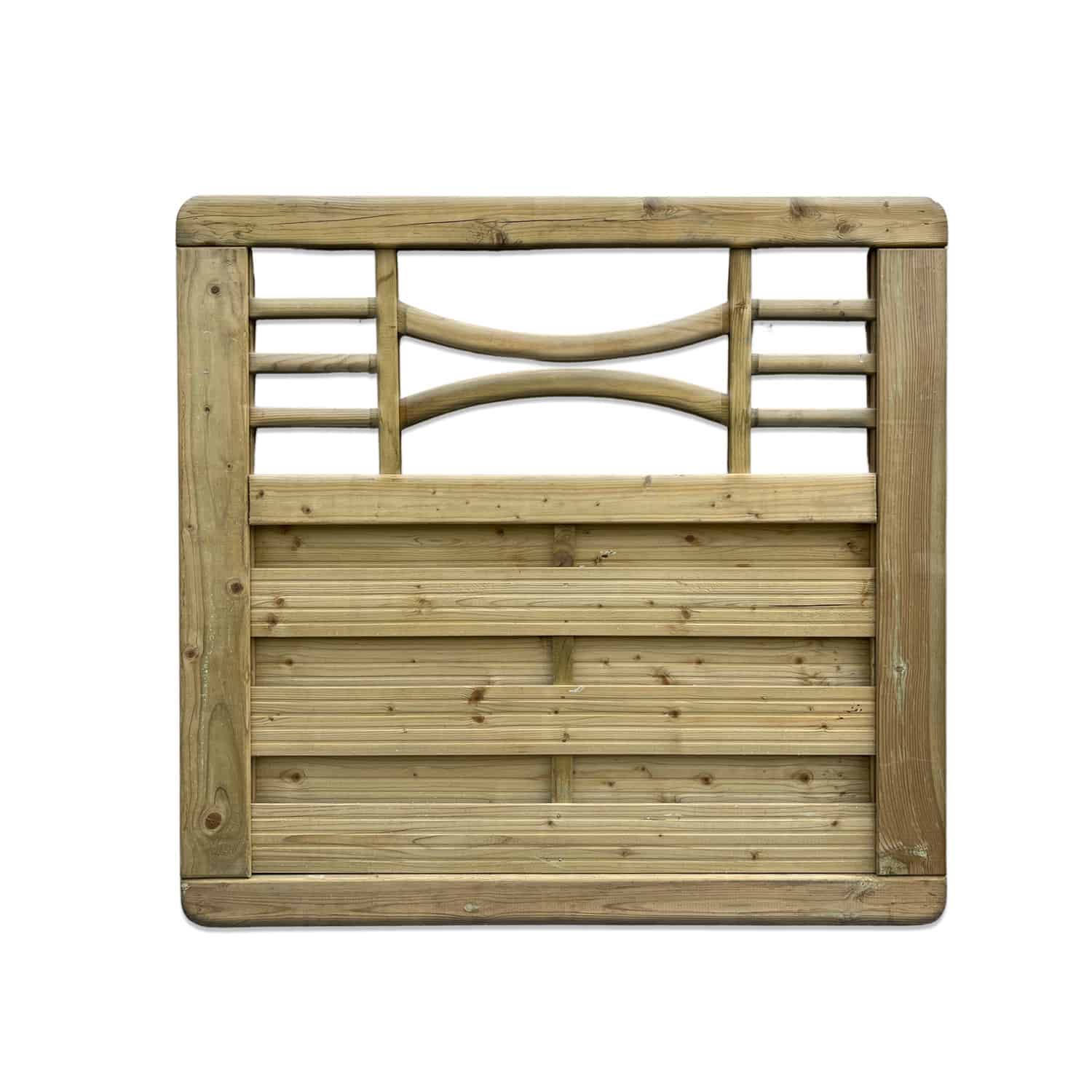 Havelåge m/espalier trykimpr. har et kvadratisk trædesign med en espalier-detalje. Den nederste halvdel er sammensat af vandrette træplanker, mens den øverste halvdel viser et mønster af jævnt fordelte tynde stænger og to buede centrale stænger. Rammen er konstrueret af tykkere træplanker for ekstra støtte.