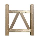 Havelåge-rammet trymimpr. er en træport med et grundlæggende design, med lodrette sidestolper og vandrette og diagonale understøtninger, der danner en trekant i midten. Lågerammen har en naturlig finish, og strukturen fremstår robust og rustik.