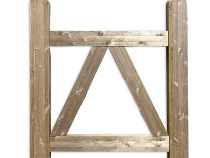 Havelåge-rammet trymimpr. er en træport med et grundlæggende design, med lodrette sidestolper og vandrette og diagonale understøtninger, der danner en trekant i midten. Lågerammen har en naturlig finish, og strukturen fremstår robust og rustik.