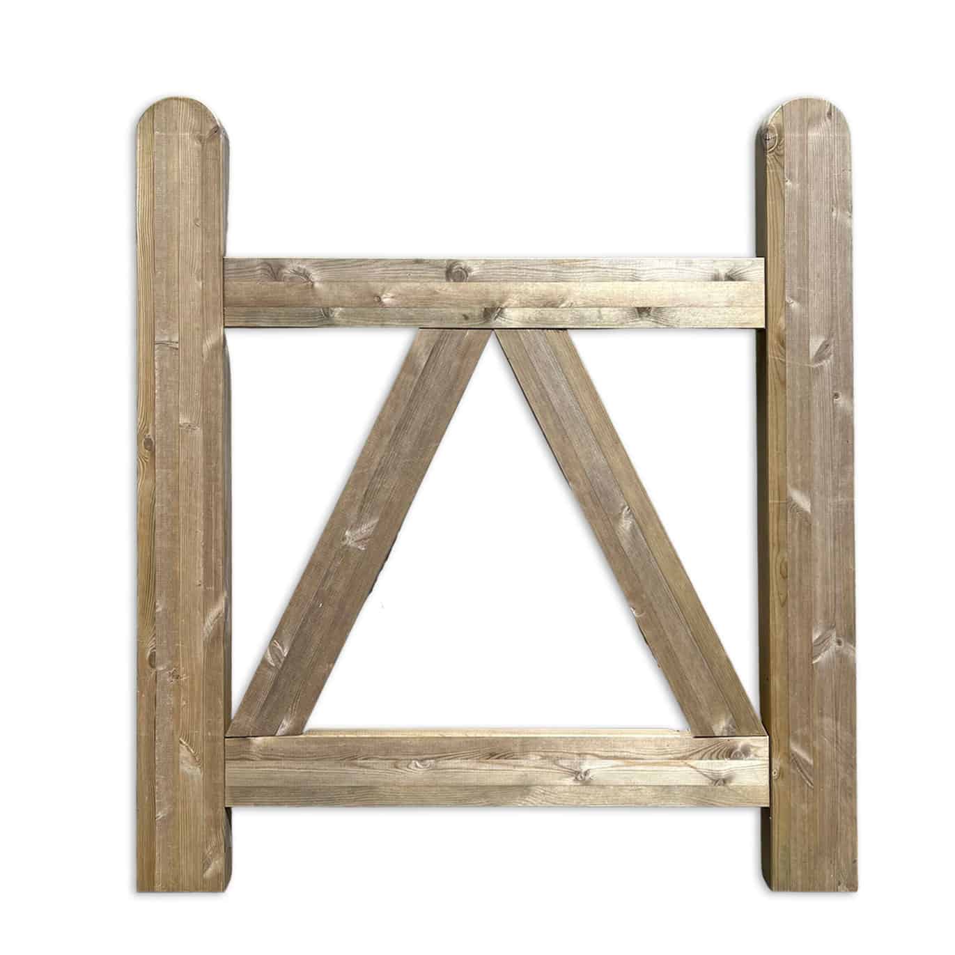 Havelåge-rammet trymimpr. er en træport med et grundlæggende design, med lodrette sidestolper og vandrette og diagonale understøtninger, der danner en trekant i midten. Lågerammen har en naturlig finish, og strukturen fremstår robust og rustik.