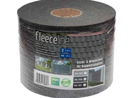 En stor rulle FLEECELINE Afskærmning materiale, primært i sort og grå, er pakket ind i plastemballage. Mærket, skrevet på tysk, reklamerer for produktet som en løsning til udsyn og vindbeskyttelse. Dimensioner og andre detaljer er også angivet på etiketten. Ideel til brug som hegnsstrimler (hegnsstrimler).
