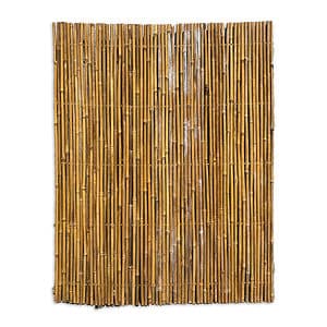 Et lodret justeret bambushegn eller panel sammensat af tætsiddende bambusstilke. Stilkene varierer lidt i størrelse og farve, hvilket skaber et naturligt og rustikt udseende. Den rektangulære struktur måler 110x140 cm med en lille uregelmæssighed ved kanterne, hvilket forstærker dens autentiske Bambus Måtter-charme.