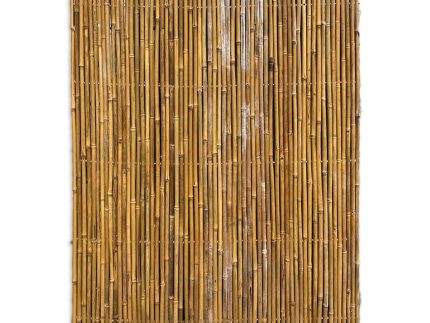Et lodret justeret bambushegn eller panel sammensat af tætsiddende bambusstilke. Stilkene varierer lidt i størrelse og farve, hvilket skaber et naturligt og rustikt udseende. Den rektangulære struktur måler 110x140 cm med en lille uregelmæssighed ved kanterne, hvilket forstærker dens autentiske Bambus Måtter-charme.