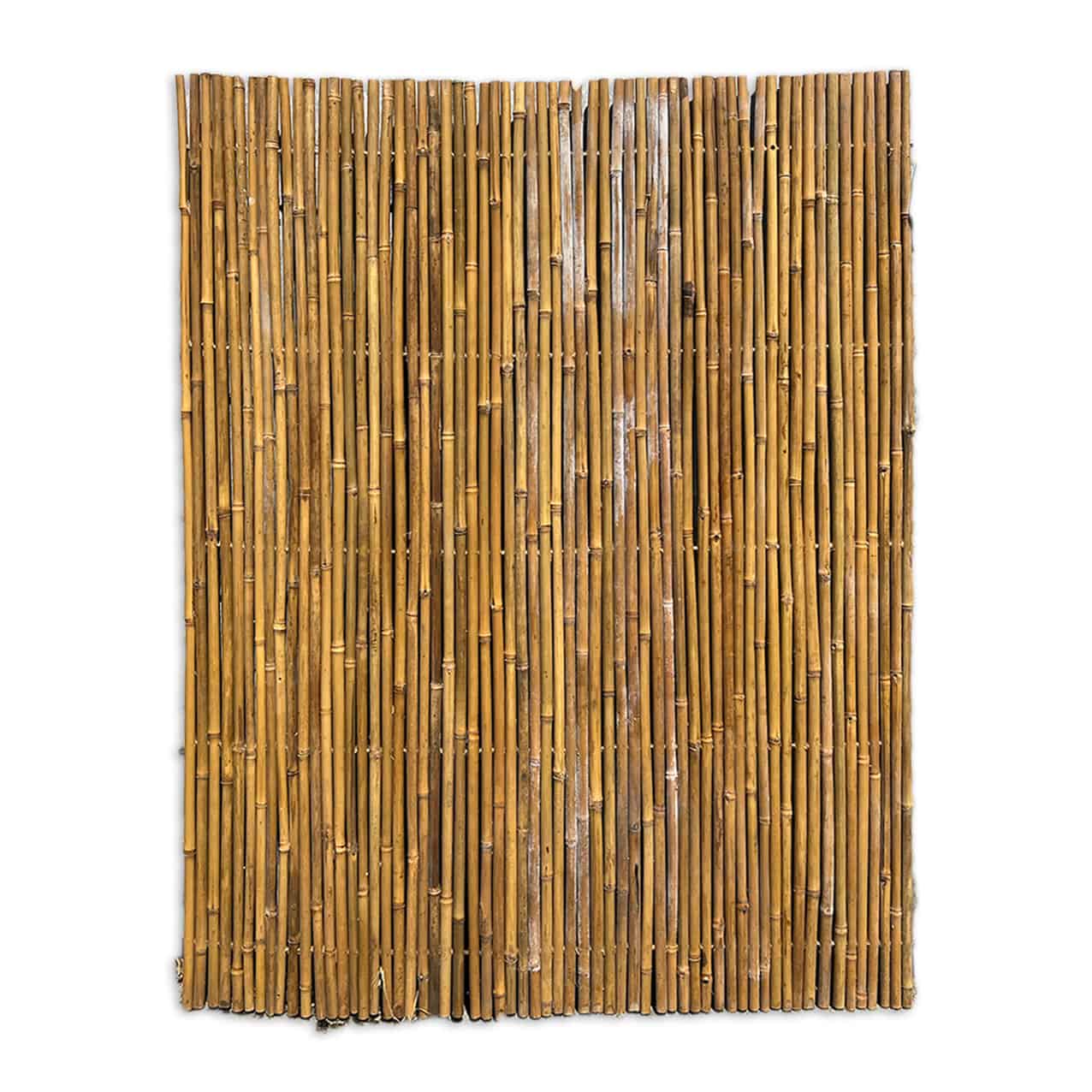 Et lodret justeret bambushegn eller panel sammensat af tætsiddende bambusstilke. Stilkene varierer lidt i størrelse og farve, hvilket skaber et naturligt og rustikt udseende. Den rektangulære struktur måler 110x140 cm med en lille uregelmæssighed ved kanterne, hvilket forstærker dens autentiske Bambus Måtter-charme.
