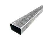 Et nærbillede af et langt, rektangulært metalrør med en firkantet hul sektion. Stålstolper 60x40mm / 2mm Varmgalvaniseret - Uden beslag ser ud til at have en galvaniseret, let ru overflade. Den er placeret diagonalt med den åbne ende vendt mod nederste venstre hjørne af billedet.
