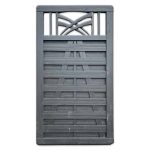 Havelåge m/espalier Antracit er en høj, rektangulær havelåge i antracit med dekorativt design. Den har vandrette og krydsende trælameller, hvor den øverste sektion viser krydsende buede lameller, der danner et espalier-lignende mønster, hvilket giver det et solidt og robust udseende.