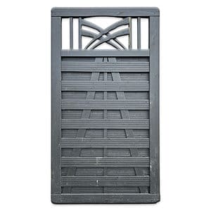 Havelåge m/espalier Antracit er en høj, rektangulær havelåge i antracit med dekorativt design. Den har vandrette og krydsende trælameller, hvor den øverste sektion viser krydsende buede lameller, der danner et espalier-lignende mønster, hvilket giver det et solidt og robust udseende.