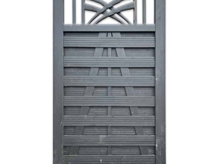 Havelåge m/espalier Antracit er en høj, rektangulær havelåge i antracit med dekorativt design. Den har vandrette og krydsende trælameller, hvor den øverste sektion viser krydsende buede lameller, der danner et espalier-lignende mønster, hvilket giver det et solidt og robust udseende.