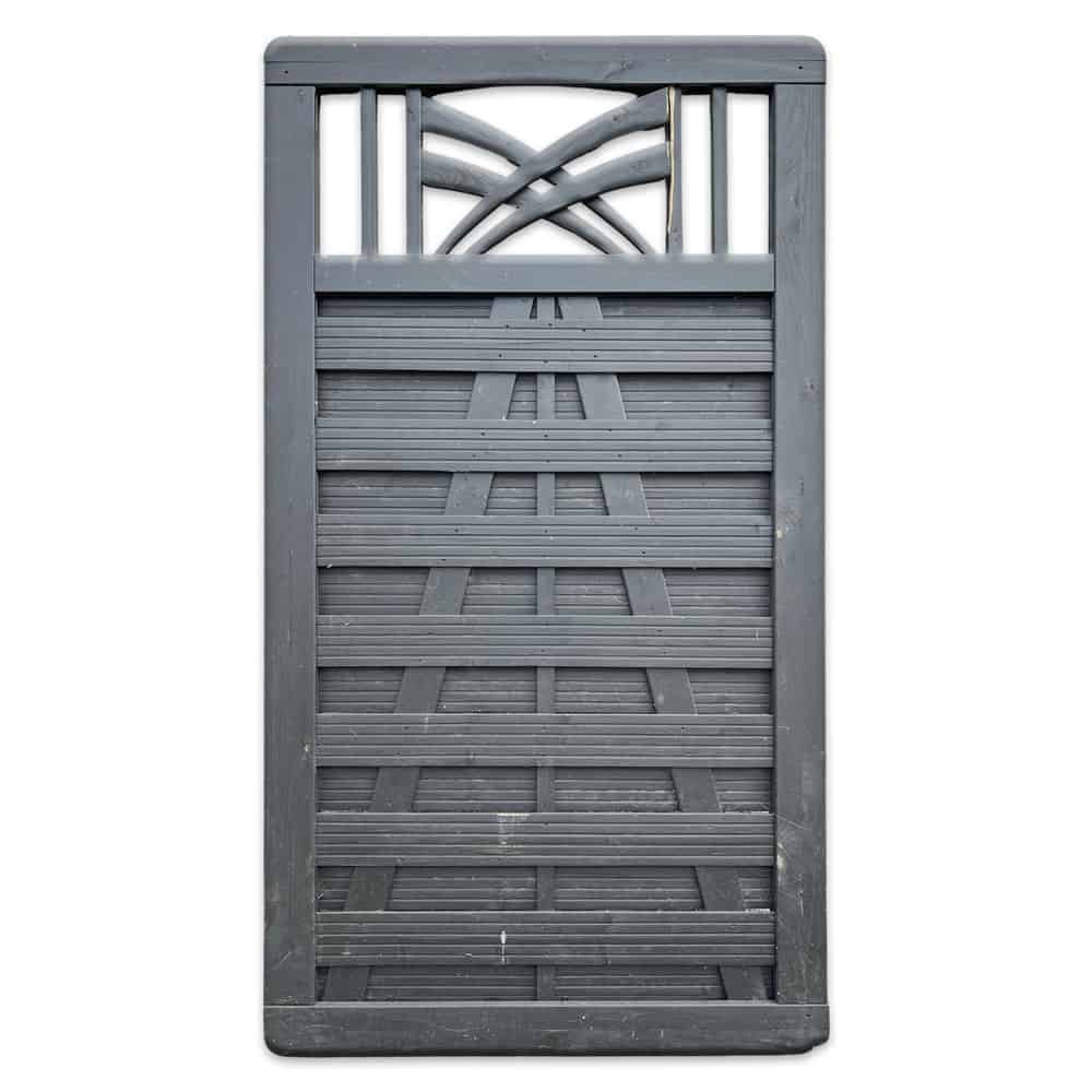 Havelåge m/espalier Antracit er en høj, rektangulær havelåge i antracit med dekorativt design. Den har vandrette og krydsende trælameller, hvor den øverste sektion viser krydsende buede lameller, der danner et espalier-lignende mønster, hvilket giver det et solidt og robust udseende.