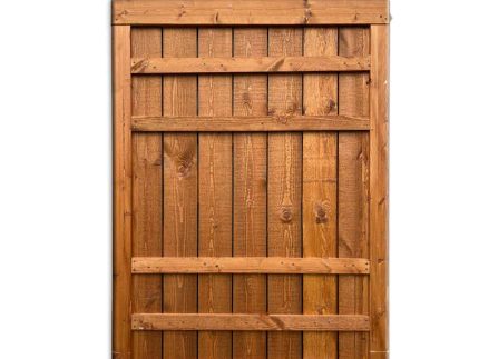 Billedet viser en "Havelånge rustikke planker i brun" lavet af lodrette træplanker indrammet af vandrette og lodrette støttebjælker. Træet har en naturlig finish, der viser sine årer og knaster. Baggrunden er almindelig hvid, hvilket fremhæver porten.