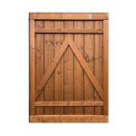 "Havelånge rustikke planker i brun" har lodret rettede planker indrammet med vandrette og diagonale tværstivere. Træet, med sin naturlige brune finish, fremviser dets årer og tekstur smukt. Set mod en almindelig hvid baggrund skaber denne port en slående kontrast, der fremhæver dens rustikke charme.