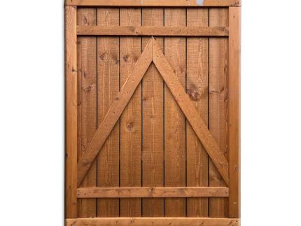 "Havelånge rustikke planker i brun" har lodret rettede planker indrammet med vandrette og diagonale tværstivere. Træet, med sin naturlige brune finish, fremviser dets årer og tekstur smukt. Set mod en almindelig hvid baggrund skaber denne port en slående kontrast, der fremhæver dens rustikke charme.