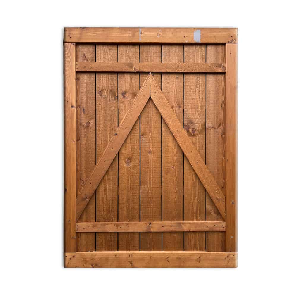 "Havelånge rustikke planker i brun" har lodret rettede planker indrammet med vandrette og diagonale tværstivere. Træet, med sin naturlige brune finish, fremviser dets årer og tekstur smukt. Set mod en almindelig hvid baggrund skaber denne port en slående kontrast, der fremhæver dens rustikke charme.