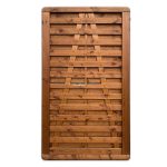 Havelåge brunmalet er en rektangulær træport konstrueret med vandret placerede lameller i en varm brun nuance. Lamellerne er designet med et lille mellemrum i midten, og rammen, der er lavet af samme træsort, fremviser synlige knaster og naturlige træårer.