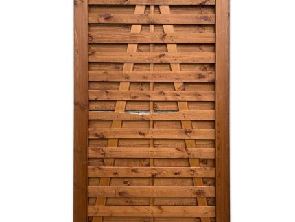 Havelåge brunmalet er en rektangulær træport konstrueret med vandret placerede lameller i en varm brun nuance. Lamellerne er designet med et lille mellemrum i midten, og rammen, der er lavet af samme træsort, fremviser synlige knaster og naturlige træårer.