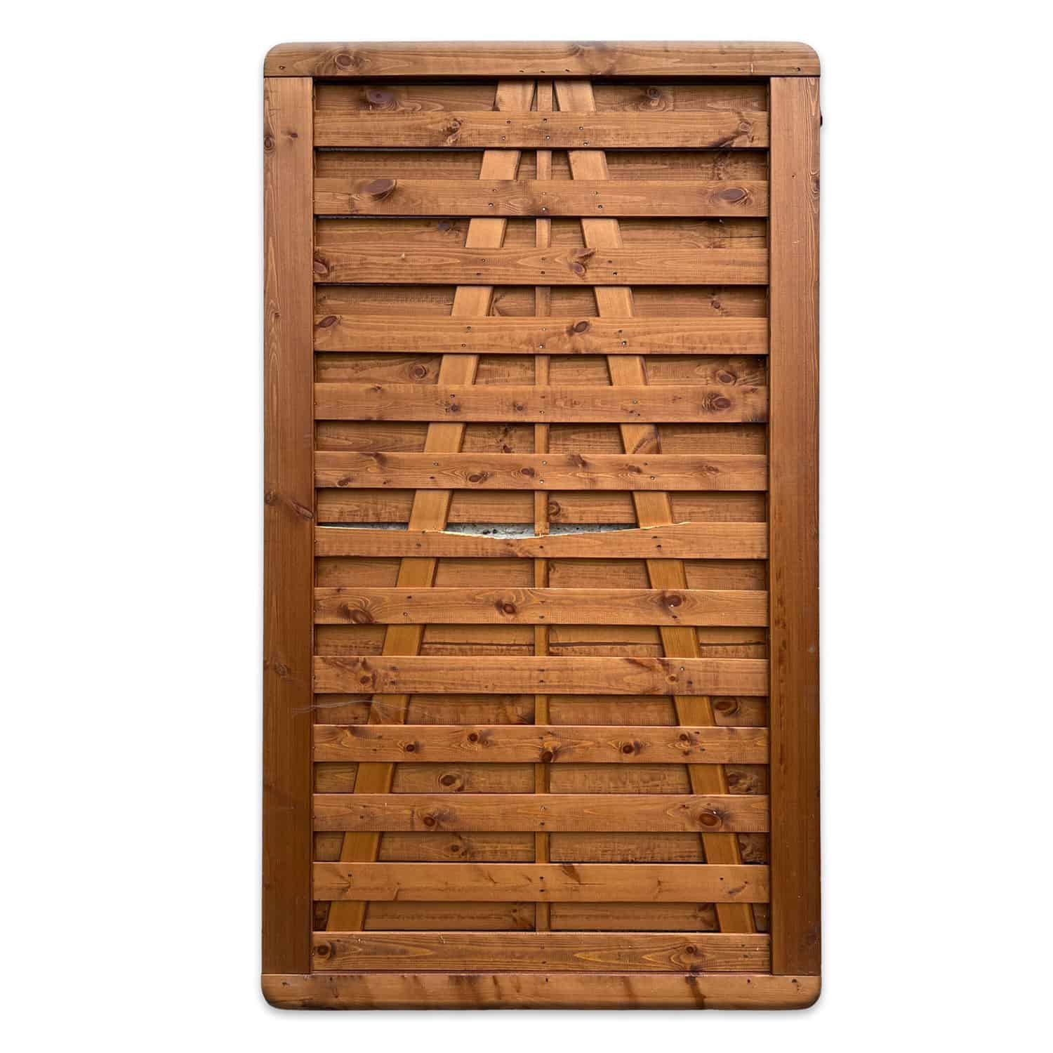 Havelåge brunmalet er en rektangulær træport konstrueret med vandret placerede lameller i en varm brun nuance. Lamellerne er designet med et lille mellemrum i midten, og rammen, der er lavet af samme træsort, fremviser synlige knaster og naturlige træårer.