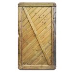 En høj, rektangulær Havelåge trykimpr trædør med diagonalt plankedesign og kant. Træet fremstår forvitret med en blanding af lyse og mørkere toner, der viser naturlige årer og knaster. Dørrammens kanter er afrundede, der ligner en rustik port.