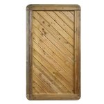 Havelåge trykimpr træ er en robust havelåge lavet af lyse, trykbehandlede træplanker anbragt diagonalt i en rektangulær ramme af mørkere træ. De lodrette rammekanter er kraftige og enkle, hvilket skaber et rustikt udseende. Der er ingen hardware eller lås synlig på porten.