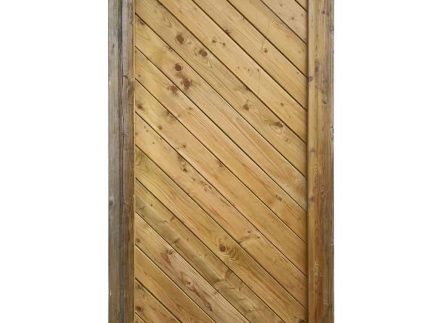 Havelåge trykimpr træ er en robust havelåge lavet af lyse, trykbehandlede træplanker anbragt diagonalt i en rektangulær ramme af mørkere træ. De lodrette rammekanter er kraftige og enkle, hvilket skaber et rustikt udseende. Der er ingen hardware eller lås synlig på porten.