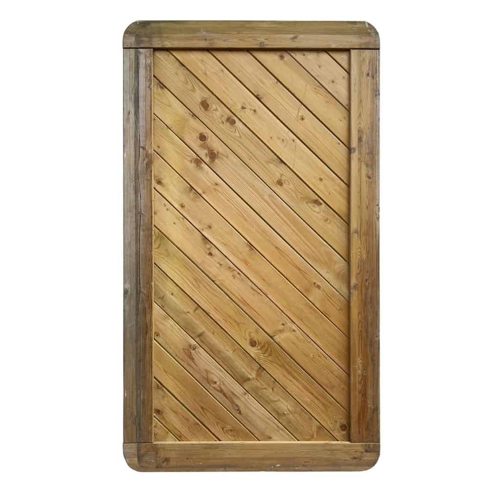 Havelåge trykimpr træ er en robust havelåge lavet af lyse, trykbehandlede træplanker anbragt diagonalt i en rektangulær ramme af mørkere træ. De lodrette rammekanter er kraftige og enkle, hvilket skaber et rustikt udseende. Der er ingen hardware eller lås synlig på porten.