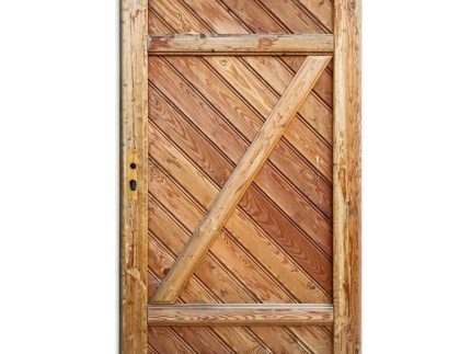 Havelåge lærketræ 100x180cm har diagonale planker, der danner et chevronmønster og er indrammet af en tykkere trækant. Den har et rustikt udseende med en diagonal bøjle, der løber fra øverste højre hjørne til nederste venstre side for ekstra støtte. Låsen er ikke synlig.