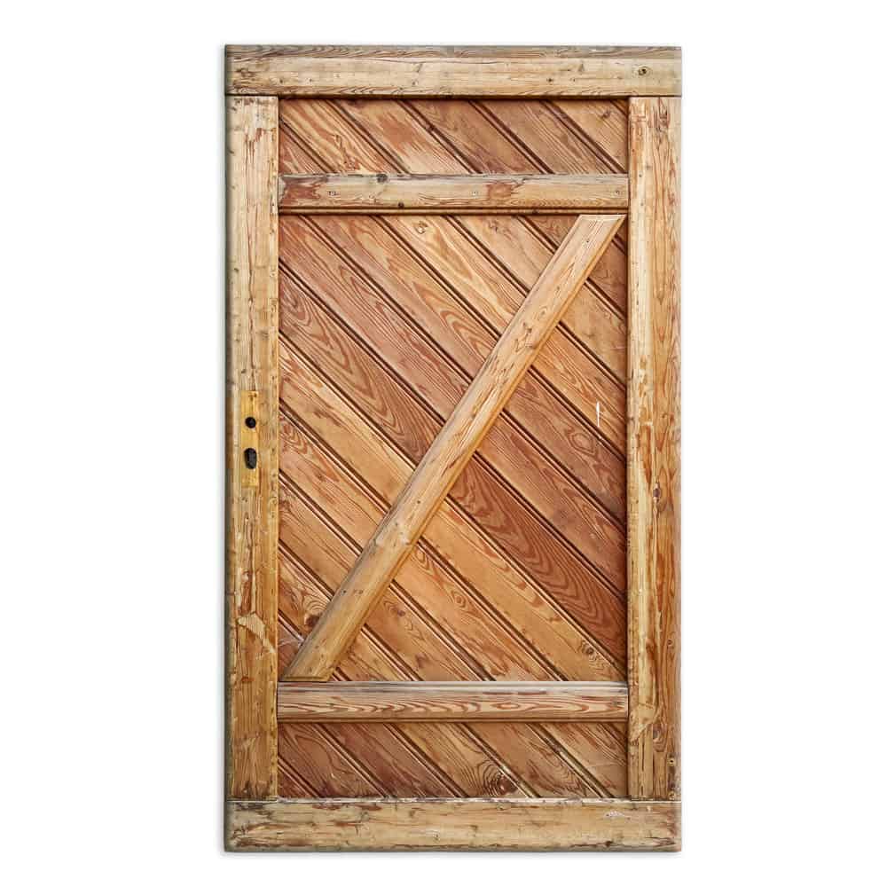 Havelåge lærketræ 100x180cm har diagonale planker, der danner et chevronmønster og er indrammet af en tykkere trækant. Den har et rustikt udseende med en diagonal bøjle, der løber fra øverste højre hjørne til nederste venstre side for ekstra støtte. Låsen er ikke synlig.