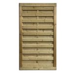 Et Lamellåge i træfarve hegnspanel udstilles med vandrette lameller. Træpanelet har en robust ramme og jævnt fordelte lameller, der tilbyder både dækning og ventilation, hvilket gør det ideelt til have- eller havehegn.