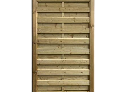 Et Lamellåge i træfarve hegnspanel udstilles med vandrette lameller. Træpanelet har en robust ramme og jævnt fordelte lameller, der tilbyder både dækning og ventilation, hvilket gør det ideelt til have- eller havehegn.