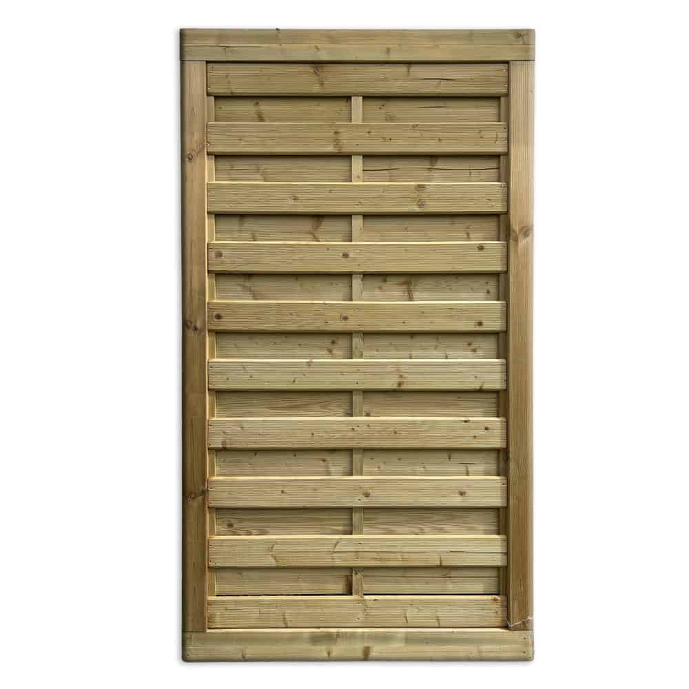 Et Lamellåge i træfarve hegnspanel udstilles med vandrette lameller. Træpanelet har en robust ramme og jævnt fordelte lameller, der tilbyder både dækning og ventilation, hvilket gør det ideelt til have- eller havehegn.