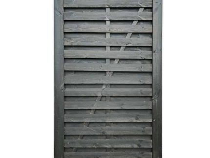 Havelåge m/lameller sortmalet har et rektangulært, mørkt træ jalousipanel med vandrette lameller sat i en robust ramme. Træet fremstår forvitret med små variationer i skygge, hvilket giver det et rustikt look, der minder om dets traditionelle design. Lamellen skaber en indbydende tekstur mod den almindelige hvide baggrund.