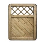 Havelåge tæt trykimpr har en trælåge med delvis åbent gitterdesign i toppen og diagonalt anbragte, trykbehandlede træplanker i den nederste del. Den har et rustikt, ufærdigt udseende indrammet i en robust rektangulær struktur.