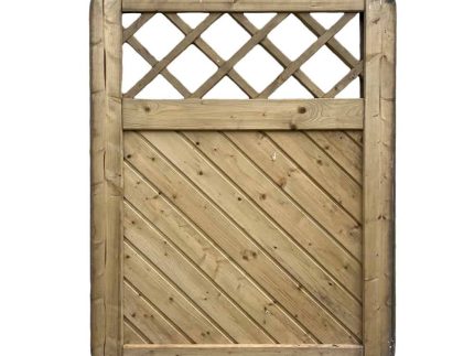 Havelåge tæt trykimpr har en trælåge med delvis åbent gitterdesign i toppen og diagonalt anbragte, trykbehandlede træplanker i den nederste del. Den har et rustikt, ufærdigt udseende indrammet i en robust rektangulær struktur.