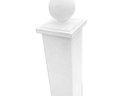 Et nærbillede af en hvid hegnspæl med en "Stolpehat m/kugle kunststof hvid" finial. Stolpen har en firkantet base under den afrundede top, der viser dets minimalistiske og rene design. Den almindelige hvide baggrund fremhæver hegnspælens detaljer.