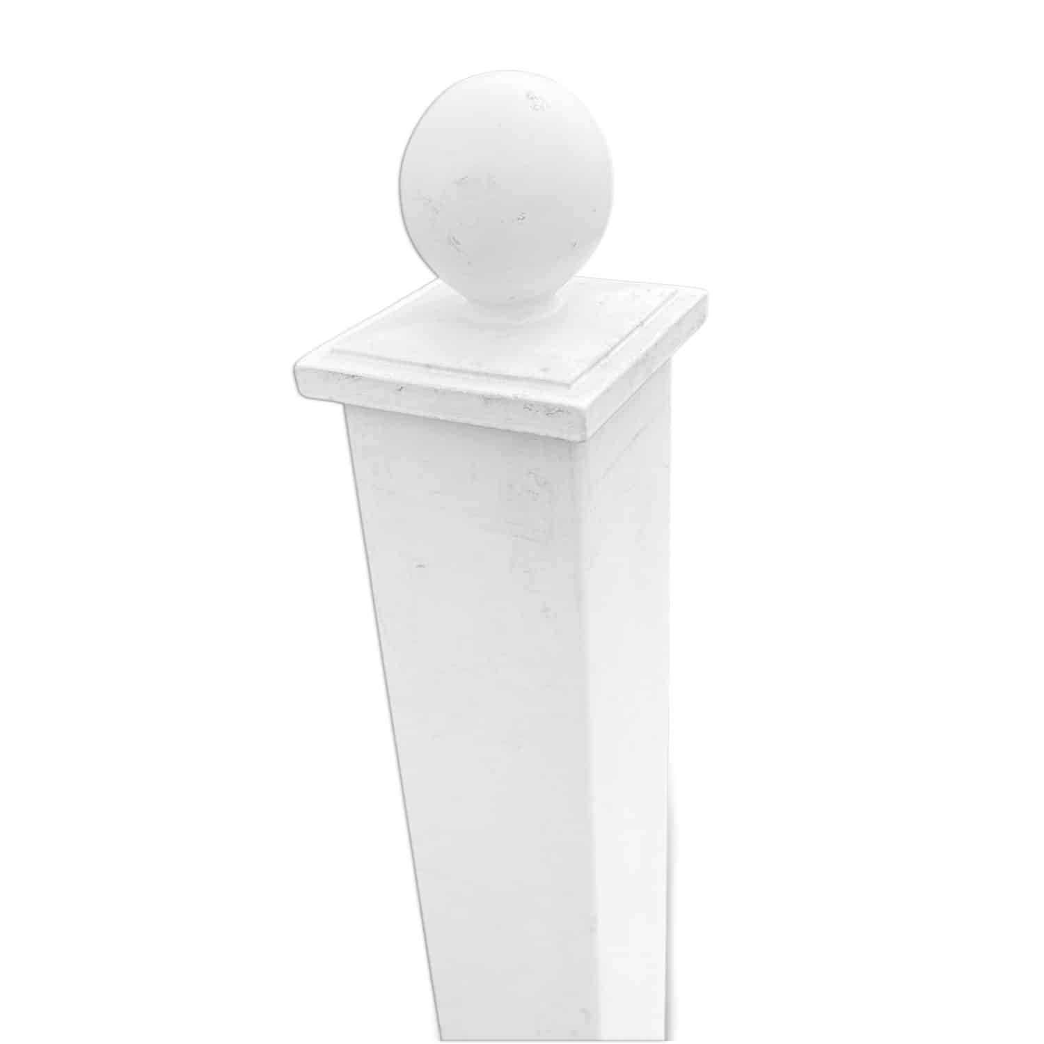 Et nærbillede af en hvid hegnspæl med en "Stolpehat m/kugle kunststof hvid" finial. Stolpen har en firkantet base under den afrundede top, der viser dets minimalistiske og rene design. Den almindelige hvide baggrund fremhæver hegnspælens detaljer.